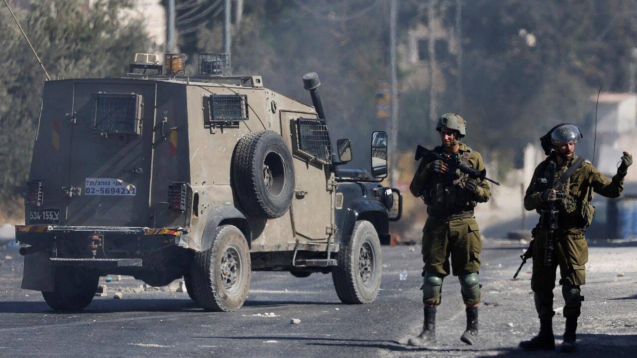 الاحتلال يعتقل 21 فلسطينياً بينهم أسرى محررون في الضفة