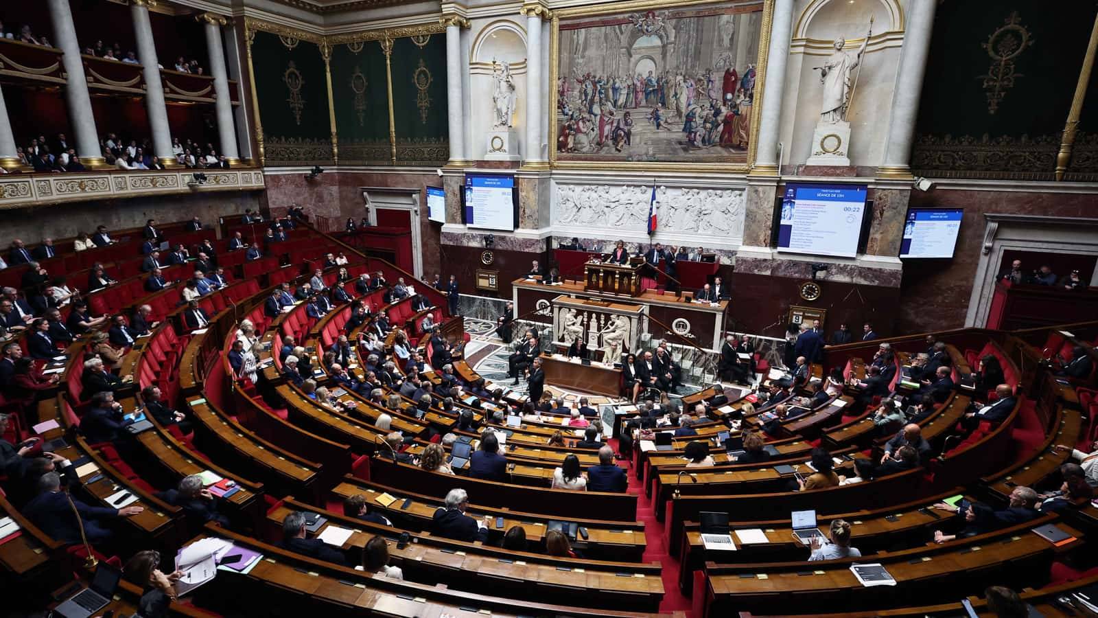 فضيحة تهزّ كواليس باريس.. حديث عن مخدرات داخل مكاتب وزارية