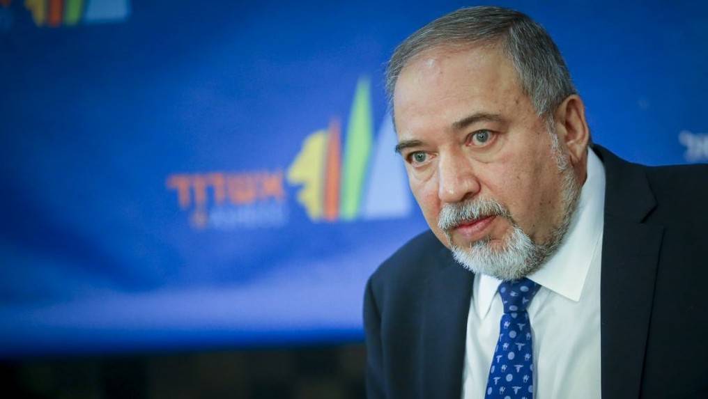 المعارضة الإسرائيلية تصعّد.. ليبرمان: نتنياهو يقود "إسرائيل" نحو حرب أهلية