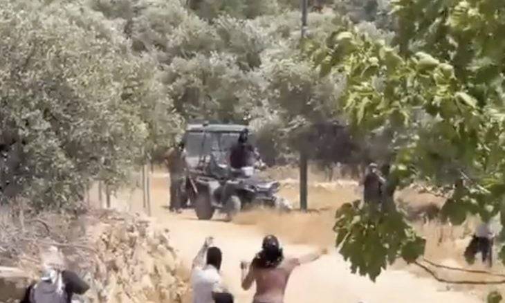 مستوطنون يحرقون أراضي الزيتون في الضفة الغربية
