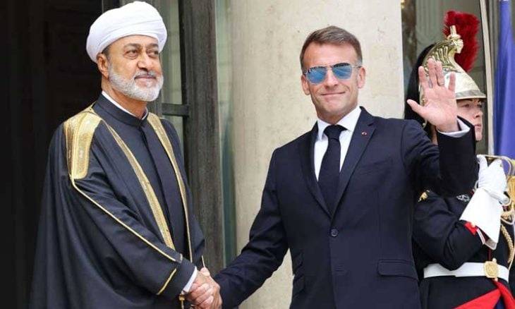 ماكرون يستقبل سلطان عمان بنظارة شمسية!