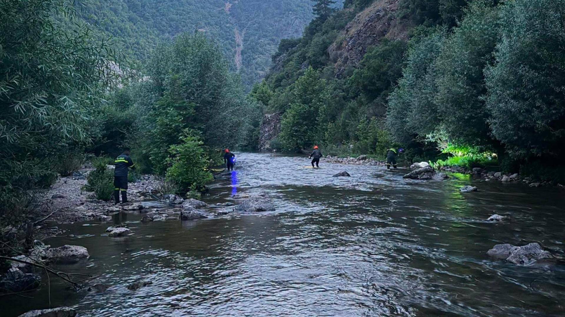 بعد عمليات بحث... الدفاع المدني ينقذ طفلًا فُقد في محيط نهر جنّة