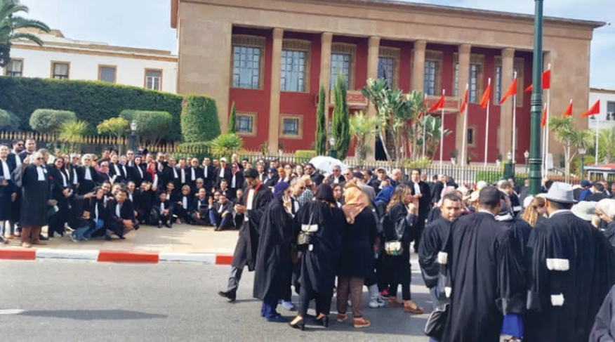 مئات المحامين المغاربة يحتجون رفضاً لمشروع قانون تنظيم المهنة