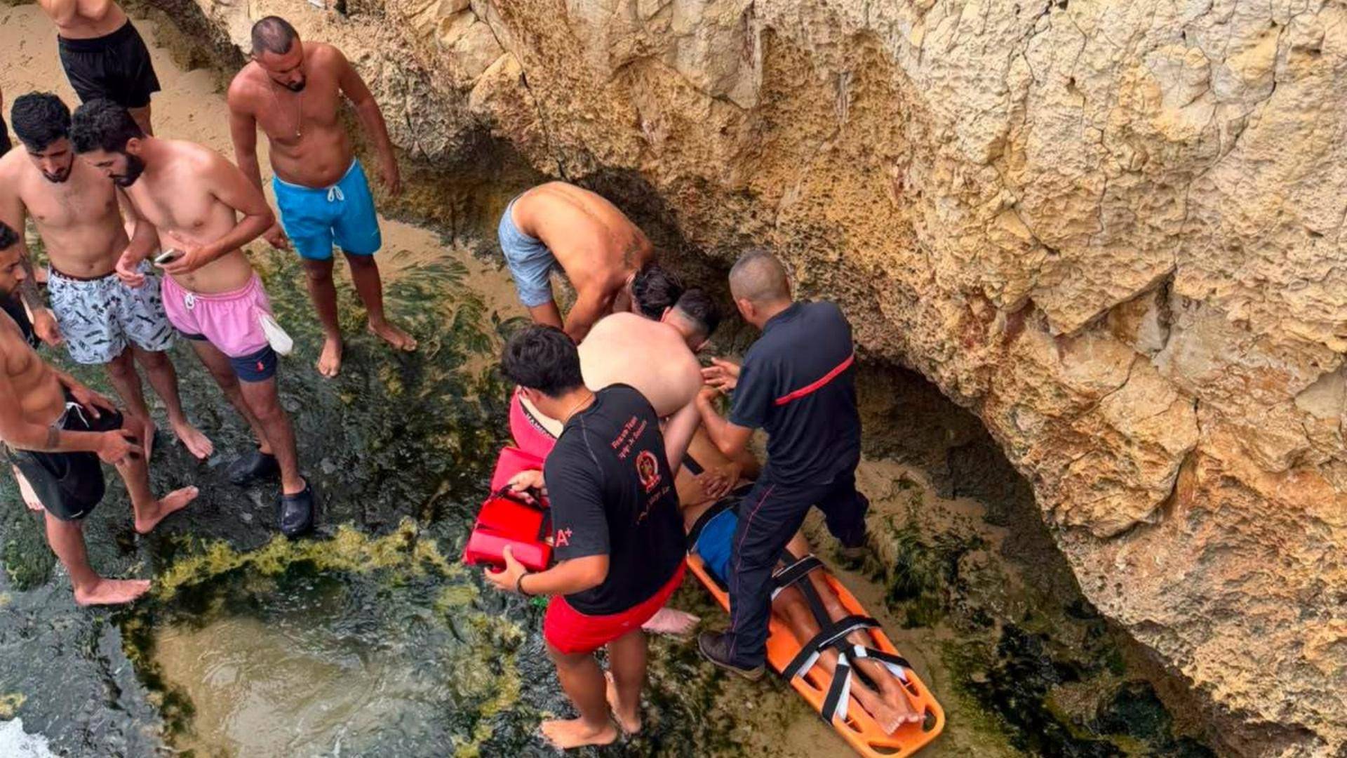 الدفاع المدني ينقذ مواطناً بعد انزلاقه على الصخور في مستيتا