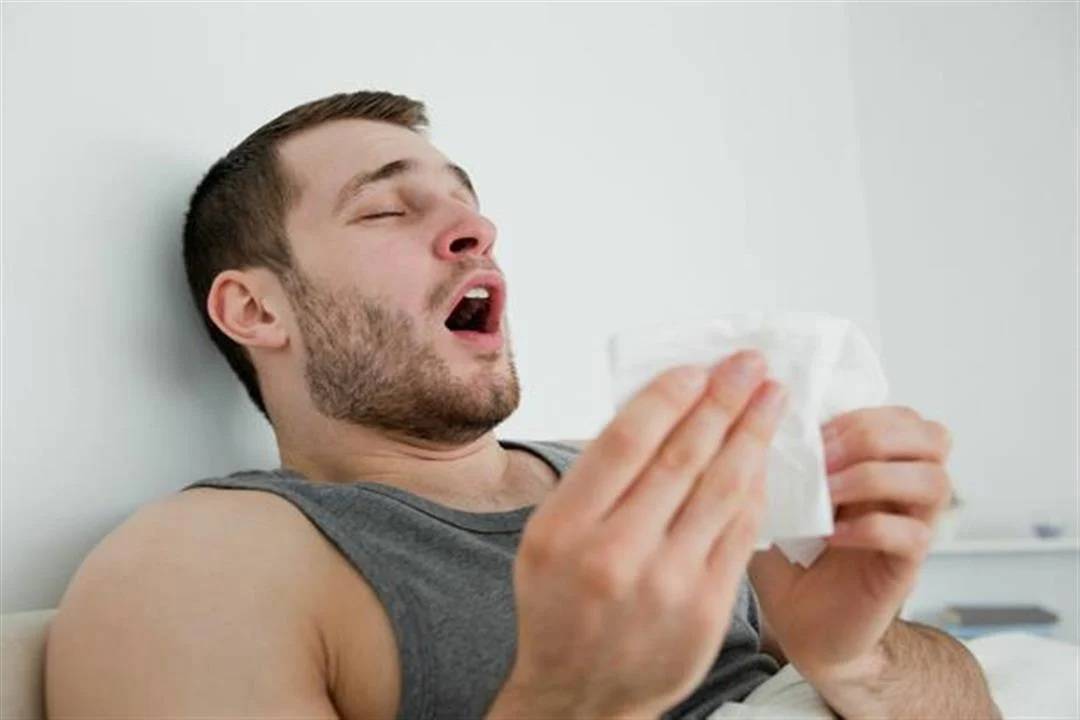 الاستيقاظ على العطس صباحاً؟ السبب قد لا يكون الغبار