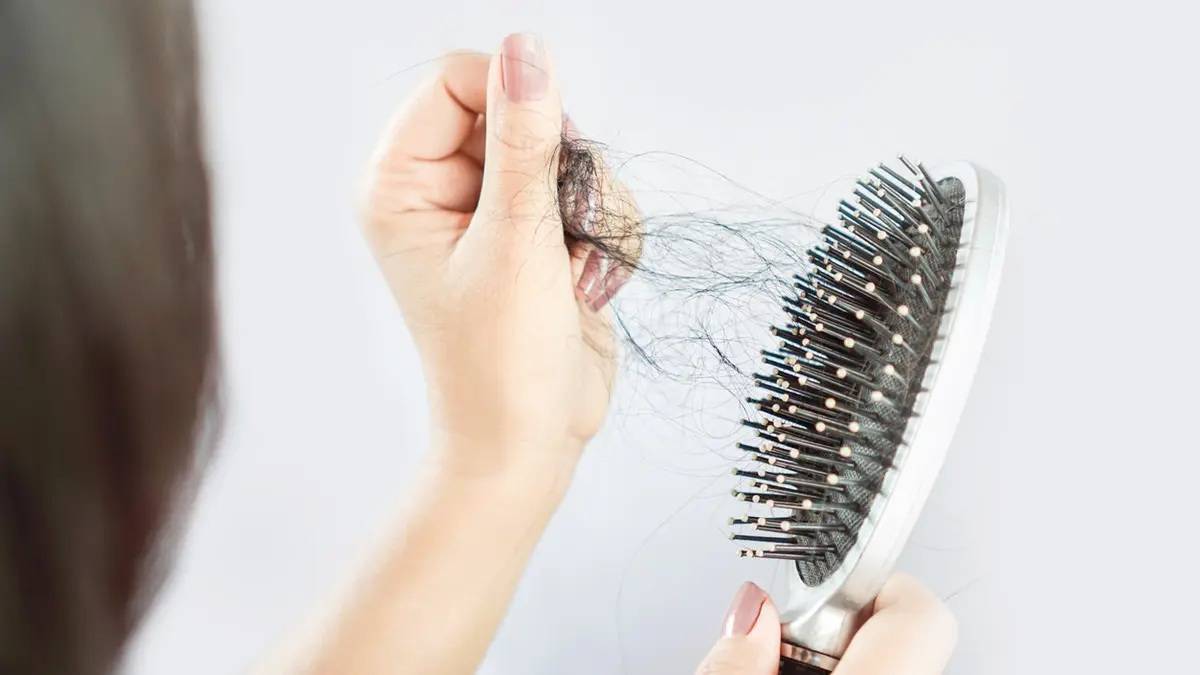 تساقط الشعر.. متى يكون طبيعياً ومتى يستدعي علاجاً؟