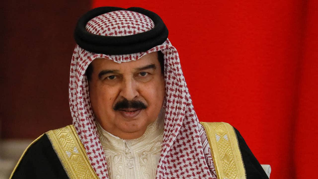 مباحثات عسكرية بين ملك البحرين وقائد القيادة المركزية الأميركية