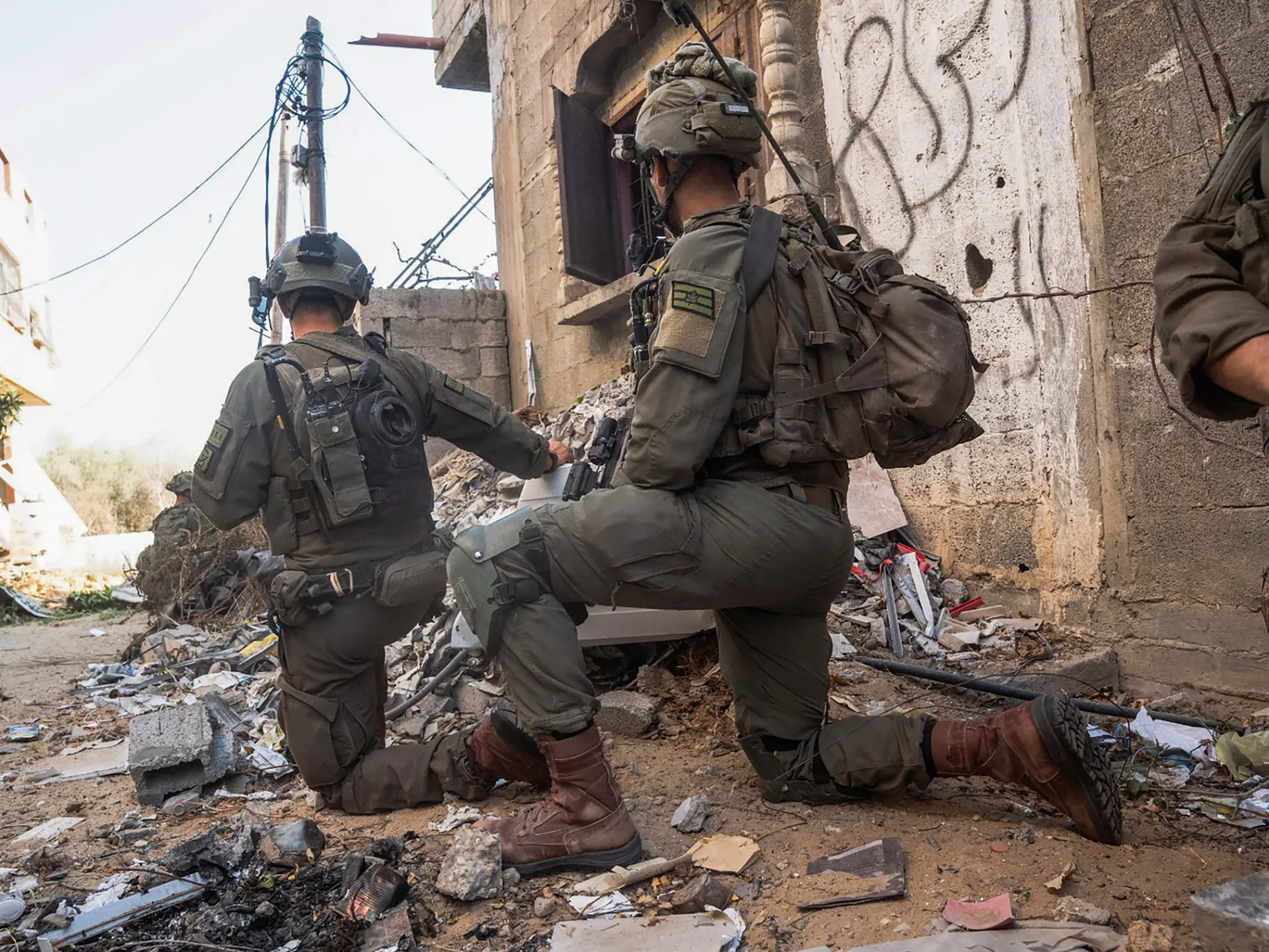 بعد دخولهم قرية فلسطينية.. جيش الاحتلال يواصل البحث عن مفقودين