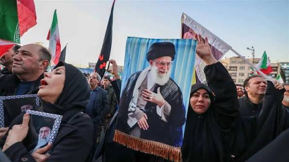 قبيل مراسم التشييع... إيران تغلق أجواء طهران وتعلن عطلة رسمية