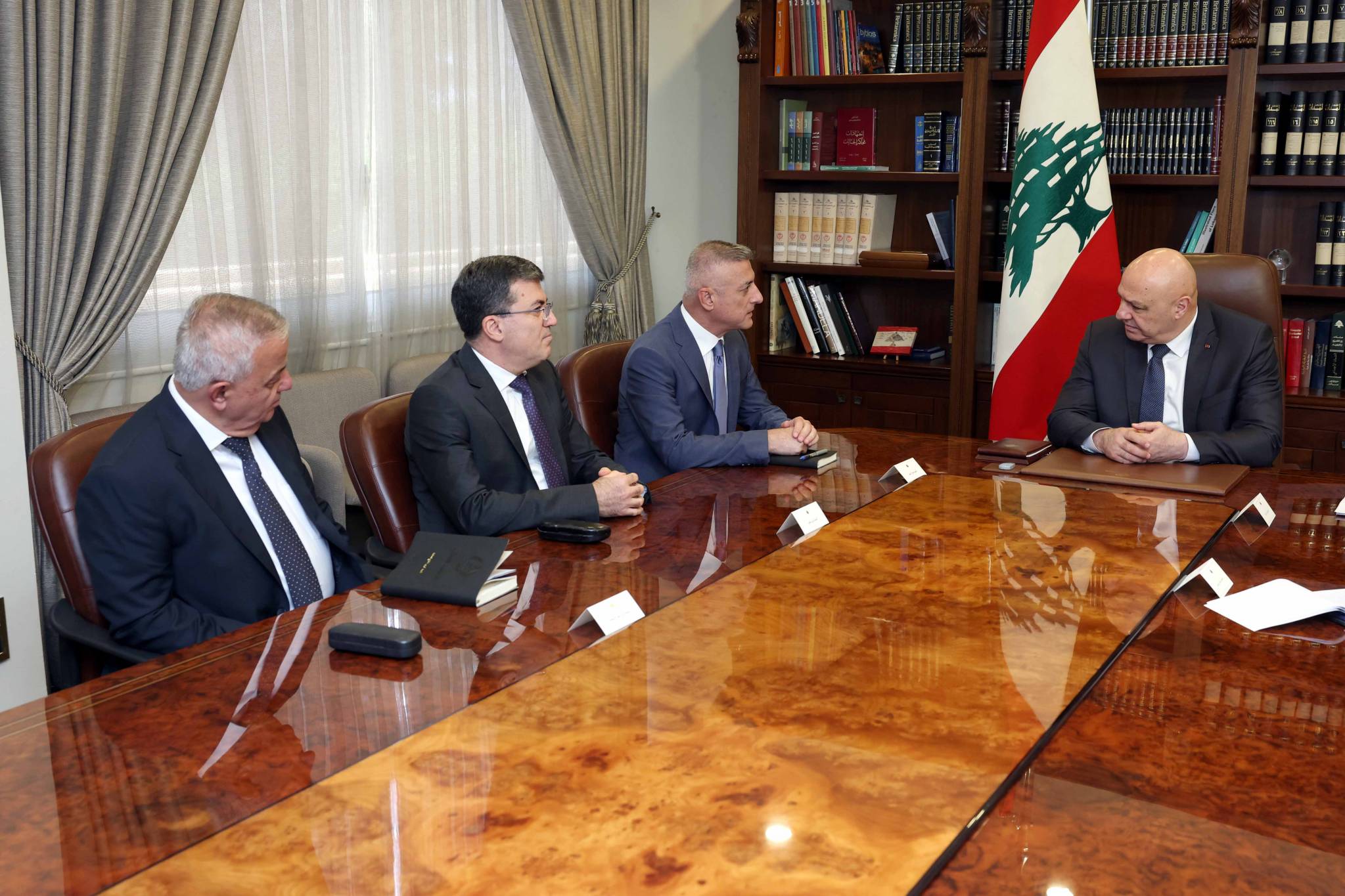 عون: "صيغة الإطار" لا تشرّع بقاء الإحتلال
والجيش سيتحمّل مسؤوليّاته بعد الانسحاب الإسرائيلي