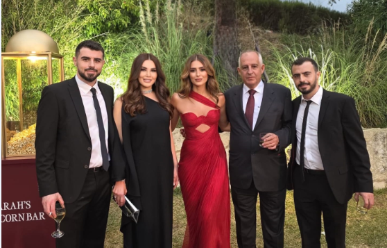 منى أبو حمزة تتألق برفقة عائلتها وخطيب ابنتها...وياسمين تخطف الأنظار!