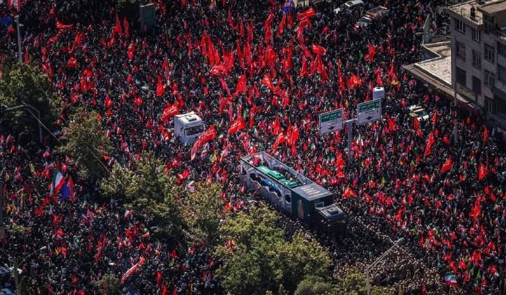 "فايننشال تايمز": تشييع السيد الخامنئي الأكبر في التاريخ الحديث