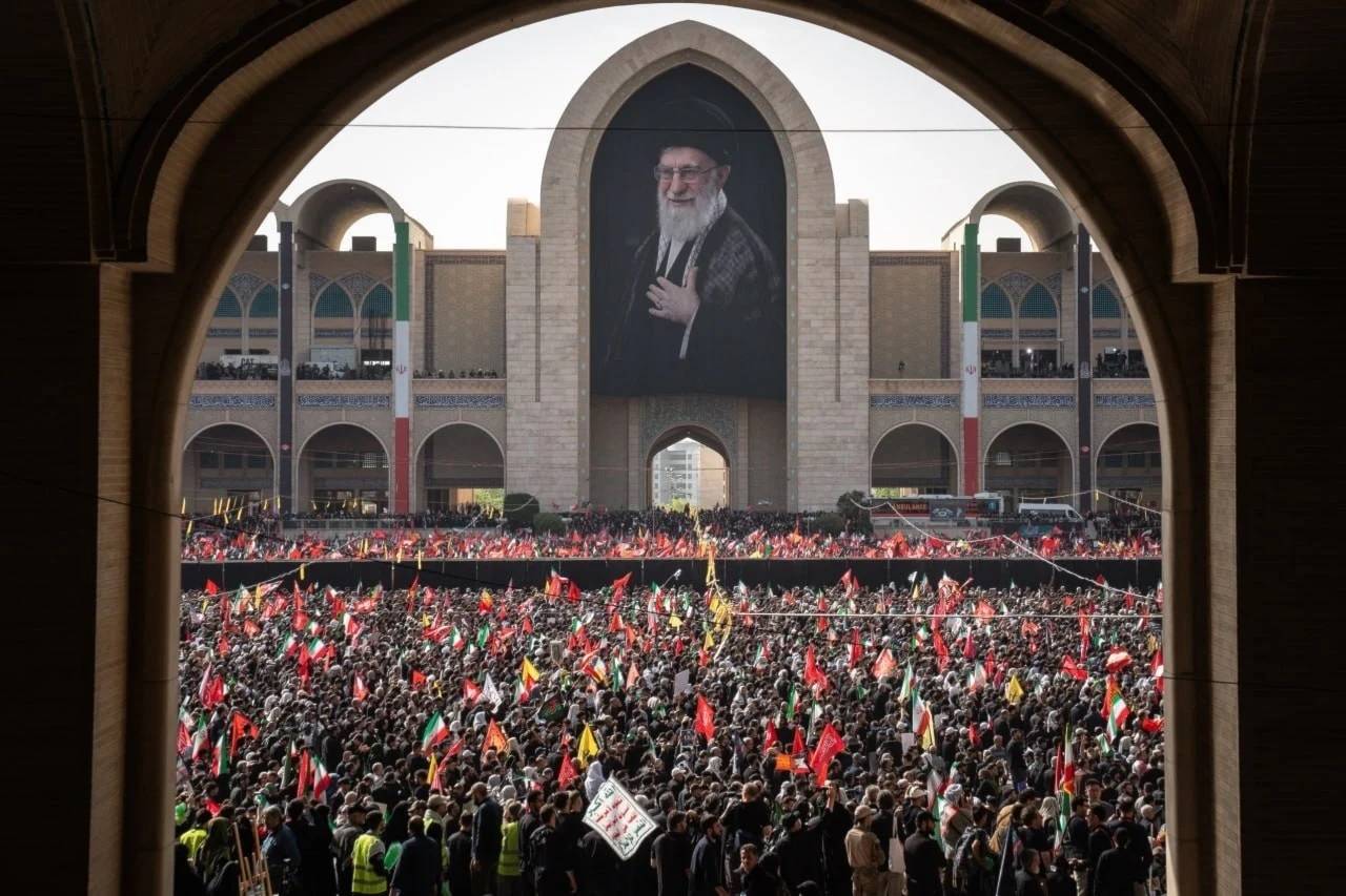 طهران تشهد يوماً ثانياً لتشييع خامنئي بحشود مليونية... والخارجية تشيد بالوفود الدولية