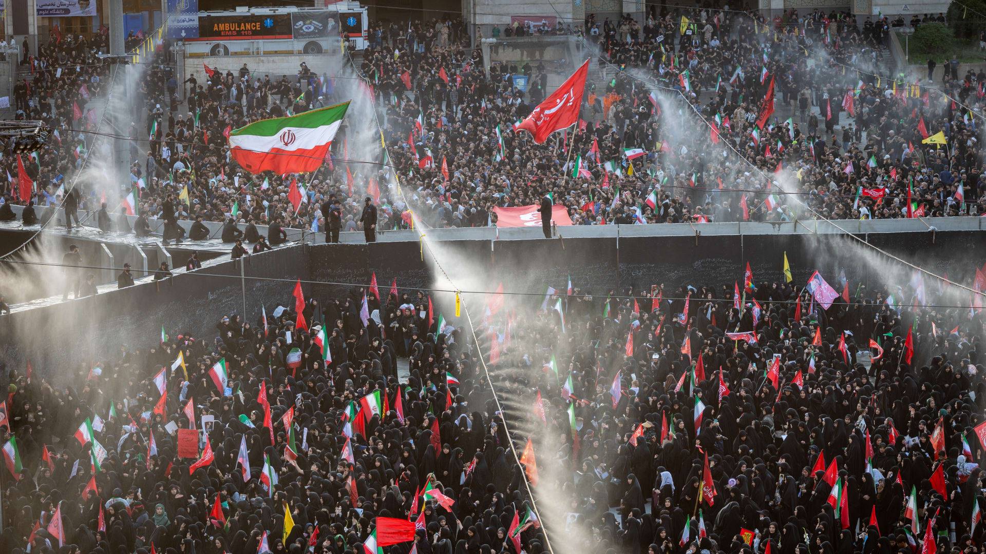 "الغارديان": حجم المشاركة في موكب تشييع خامنئي يمثّل تحوّلاً لافتاً في ايران
