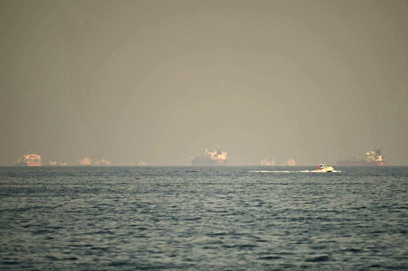 "بلومبرغ": شلل شبه كامل في مضيق هرمز عقب الهجمات الأميركية على إيران
