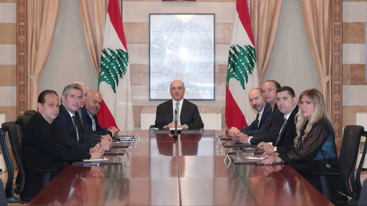 الحجار يتابع أوضاع المحافظات والنازحين مع المحافظين