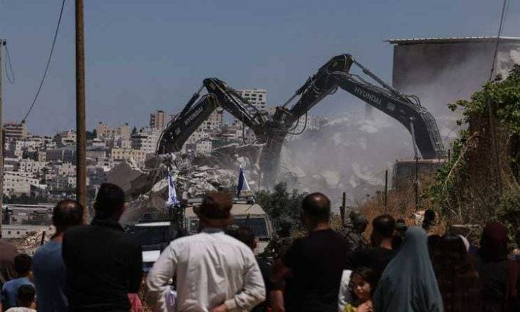 الاحتلال يهدم ويفجّر 6 منازل وخيمة بالضفة