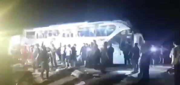 الحكومة تتابع حادث حافلة المعتمرين في درعا.. 4 وفيات و17 جريحًا
