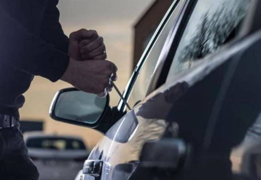 سلب مسلّح لموظف صيرفة في أنفة.. والاستيلاء على مبالغ مالية كبيرة