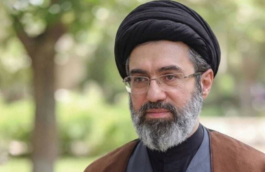 رسالة مرتقبة لخامنئي بعد تشييع والده