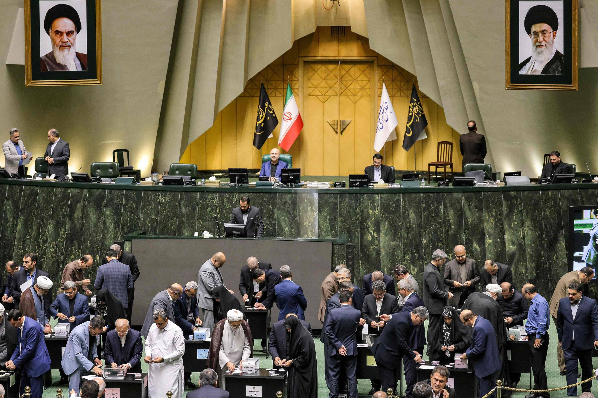 البرلمان الإيراني يمضي لإقرار قانون ينظم إدارة مضيق هرمز