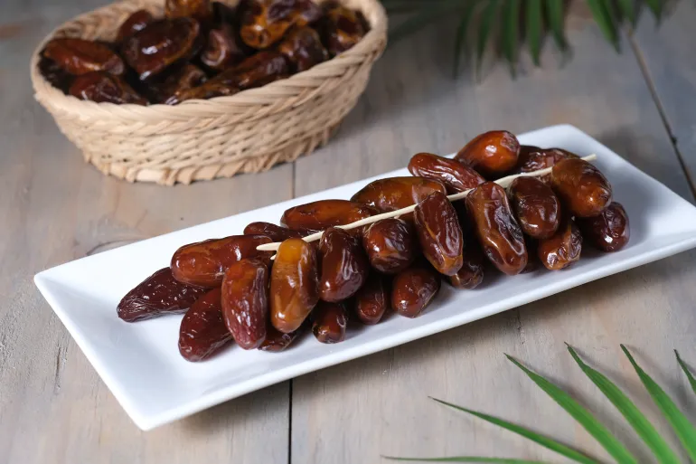 لماذا يُنصح بتناول التمر على الريق؟