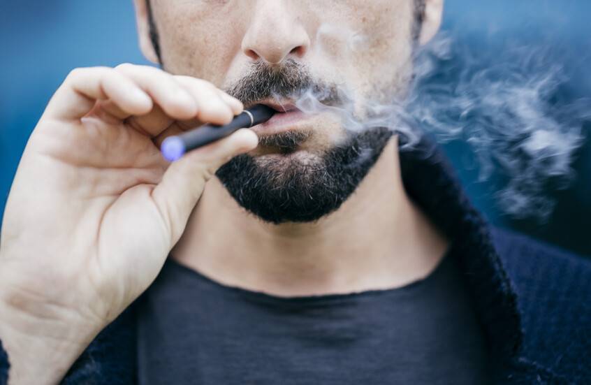 ما هو الفرق بين السجائر الإلكترونية والتقليدية؟