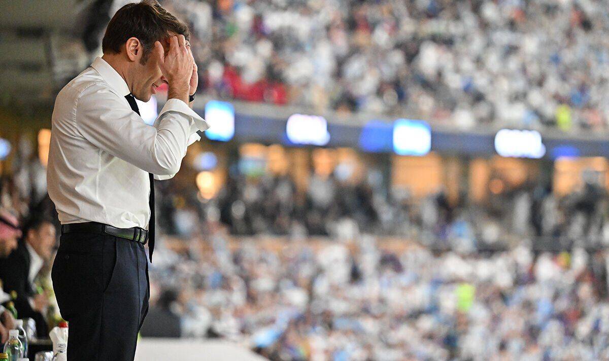 ماكرون يدعم منتخب فرنسا بعد الخروج من المونديال: المستقبل واعد