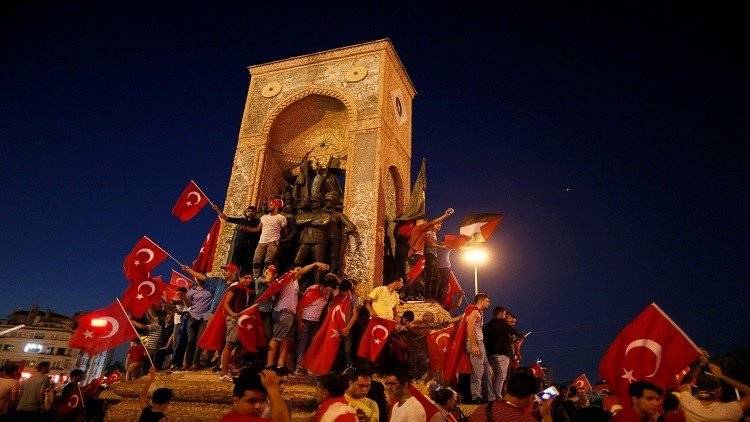 بعد نحو عقد على محاولة الانقلاب... تركيا تأمر بتوقيف نحو ألف مشتبه به