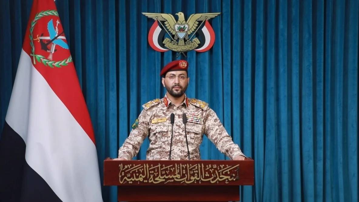 القوات المسلحة اليمنية تعلن استهداف مطار أبها رداً على قصف مطار صنعاء