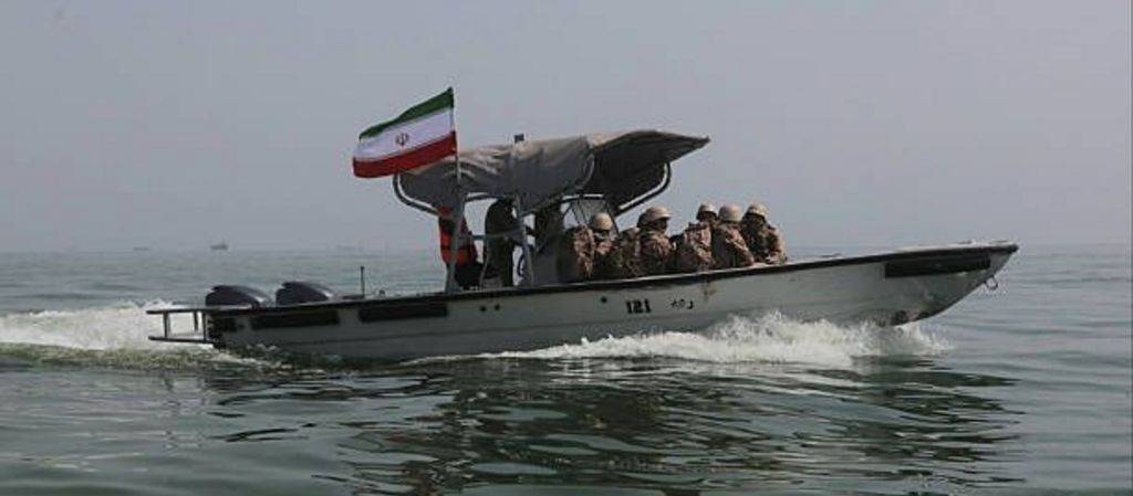 إيران تؤكد إغلاق هرمز والجيش الأميركي يعلن موجة ضربات جديدة