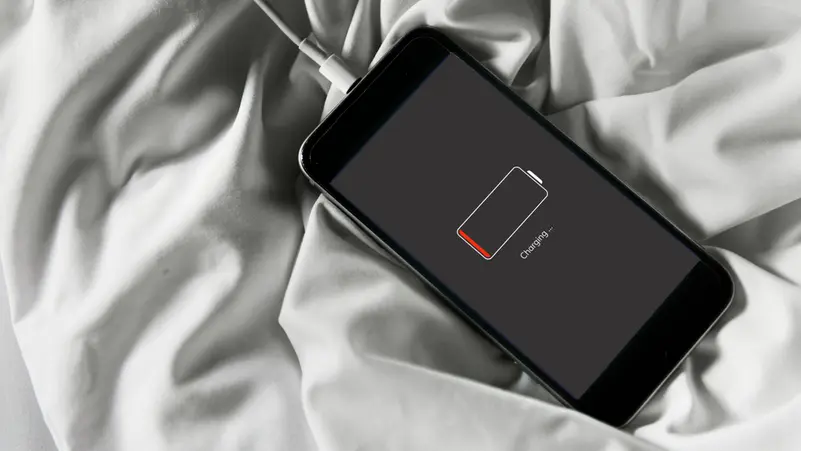 هل يؤدي شحن الهاتف طول الليل إلى إتلاف البطارية؟