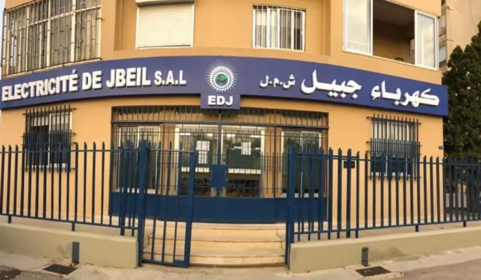 كهرباء جبيل تحذر من فوضى كابلات الإنترنت على أعمدة الكهرباء