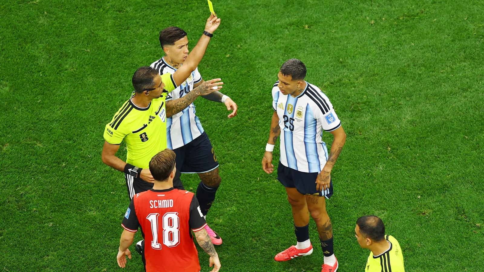 بعد جدل التحكيم.. الفيفا يتخذ قرارًا جديدًا قبل مواجهة الأرجنتين وإنكلترا