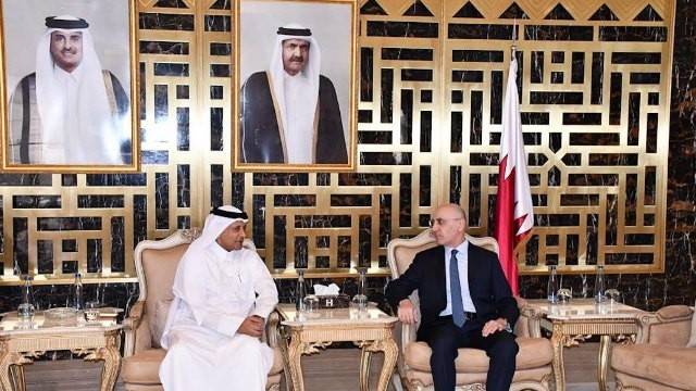 الحجار يقدّم واجب العزاء بوفاة الأمير الوالد في سفارة قطر