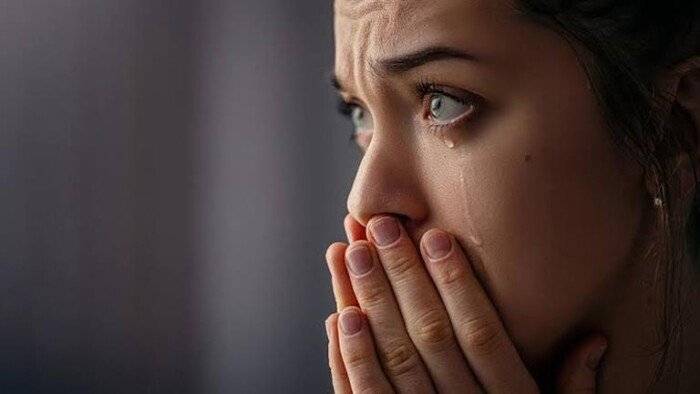 هل كبْت الدموع يفاقم التوتر النفسي؟
