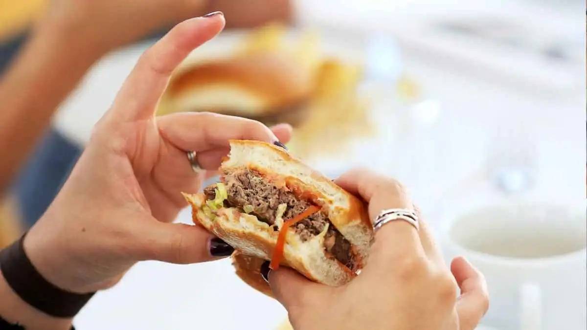 ليس ما نأكله فقط.. طريقة تناول الطعام قد تؤثر في زيادة الوزن