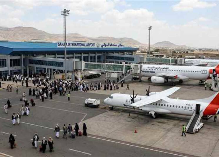 بعد استهدافه بالغارات.. مطار صنعاء يستأنف عمله
