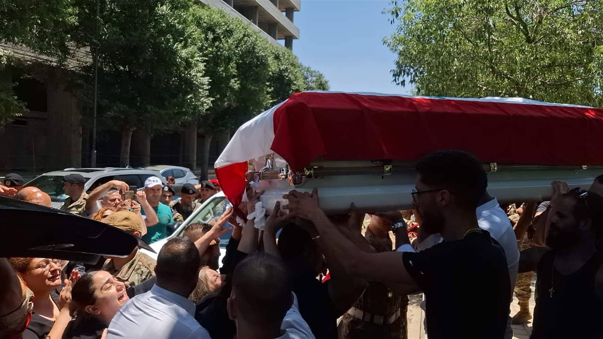 بالزغاريد ونثر الأرز... زحلة تستقبل جثمان الشهيد باتريك بيكاريان