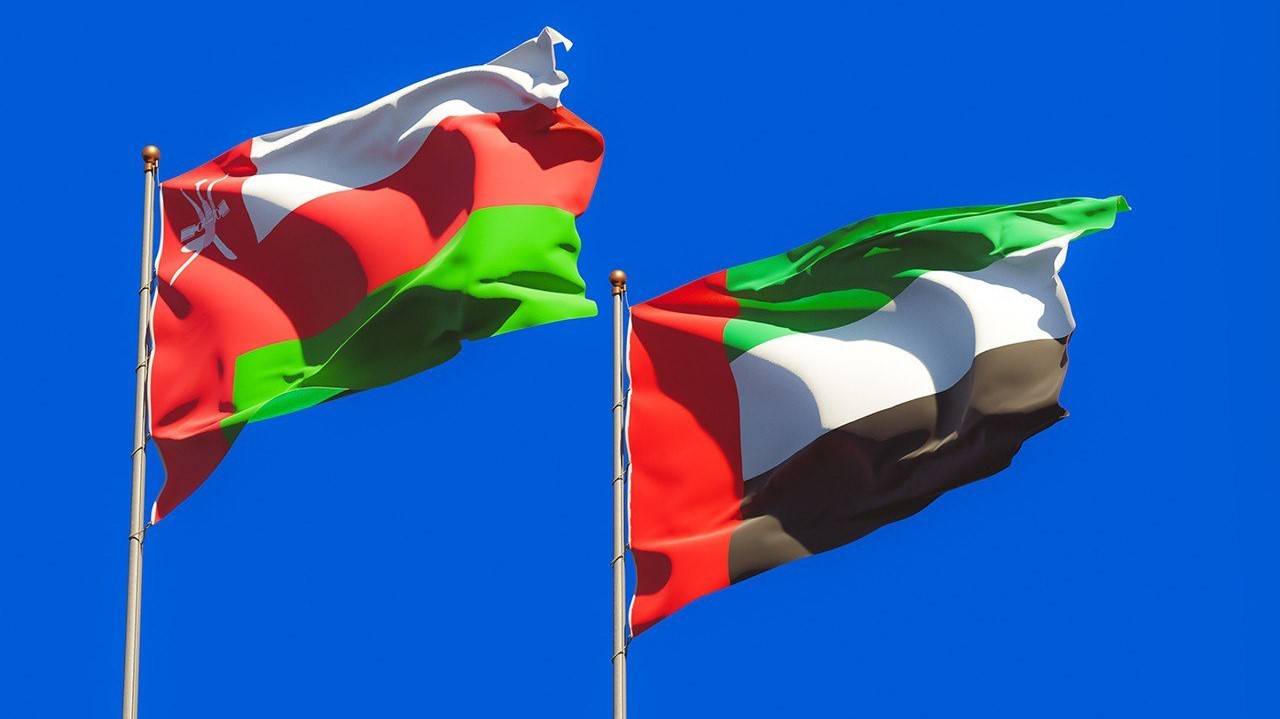 رئيس الإمارات ورئيس سلطنة عمان يستعرضان هاتفياً العلاقات الأخوية والعمل المشترك