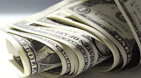 الدولار يتراجع أسبوعياً مع ترقب مسار الفائدة الأميركية
