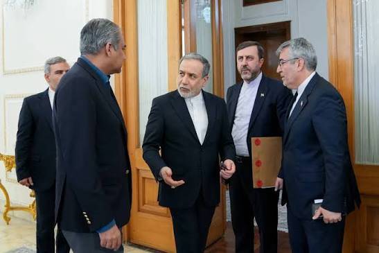 مسؤول إيراني ينفي تحرك وفد التفاوض إلى الخارج وسط دعوات للعودة إلى الحوار