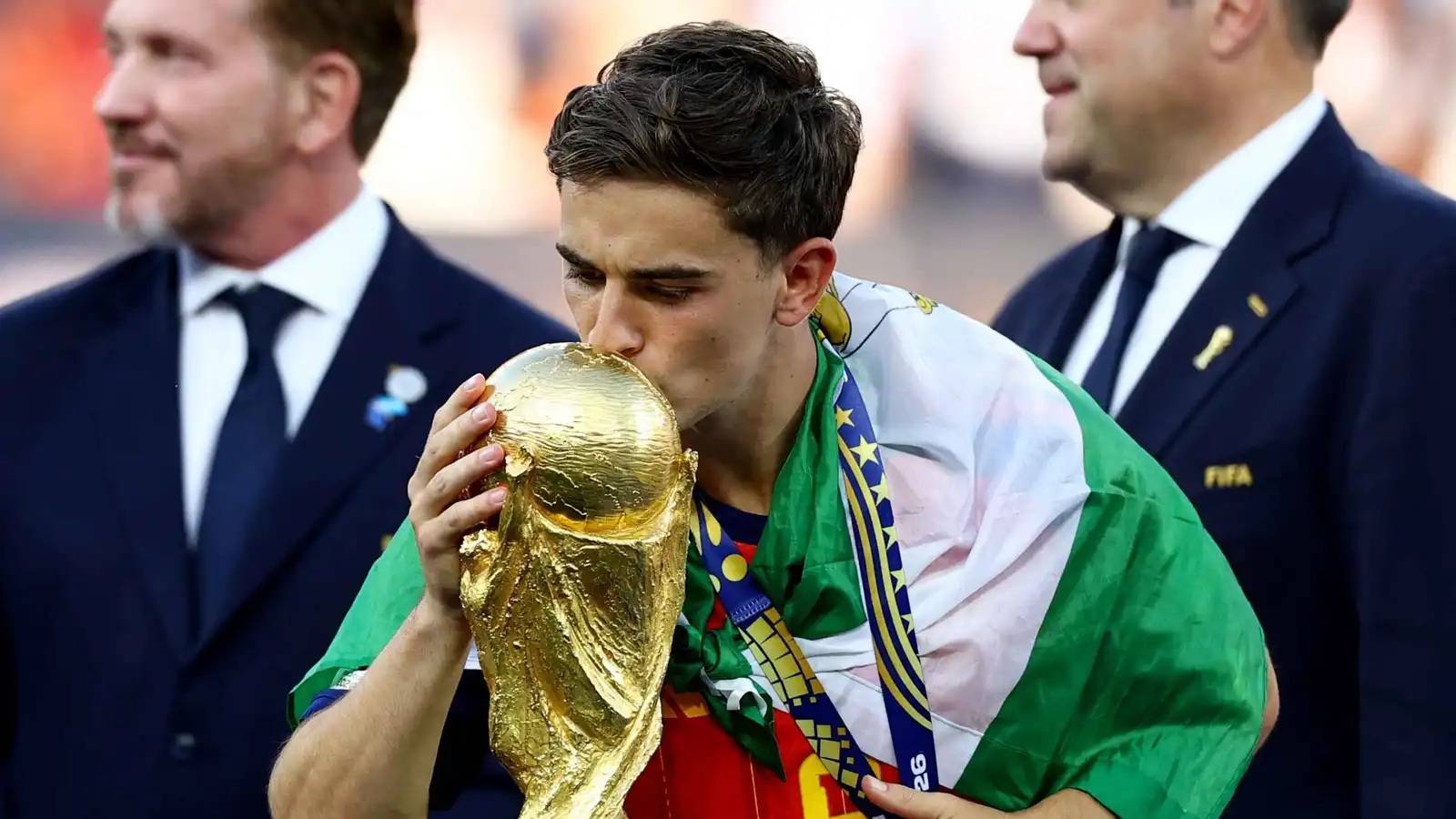 ما قصة الأعلام التي رفعها لاعبو إسبانيا بعد التتويج بكأس العالم؟