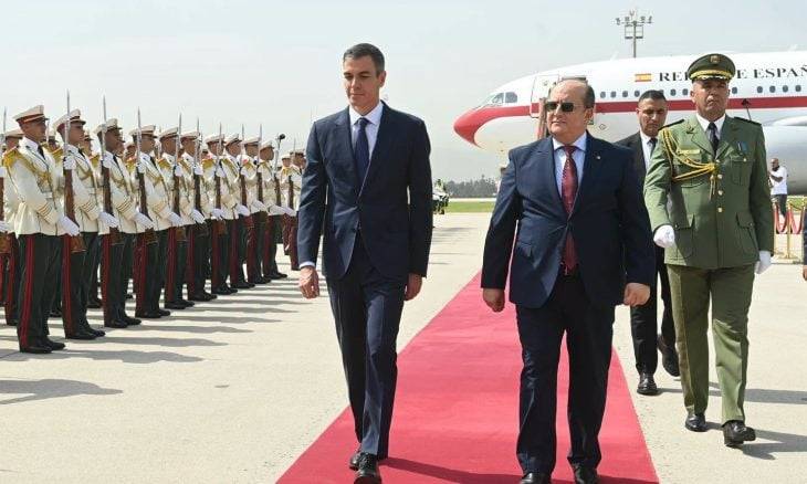 رئيس الوزراء الإسباني يصل الجزائر في أول زيارة منذ أزمة 2022