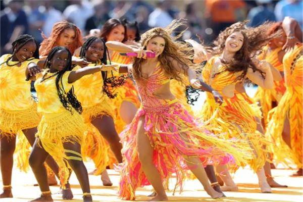 120 ساعة عمل و200 ألف كريستالة.. سر إطلالة شاكيرا التاريخية