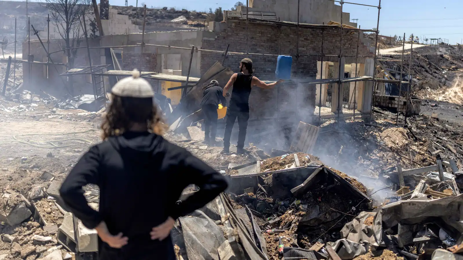 مستوطنون يحرقون مسجداً ومنازل في مسافر يطا بالضفة الغربية