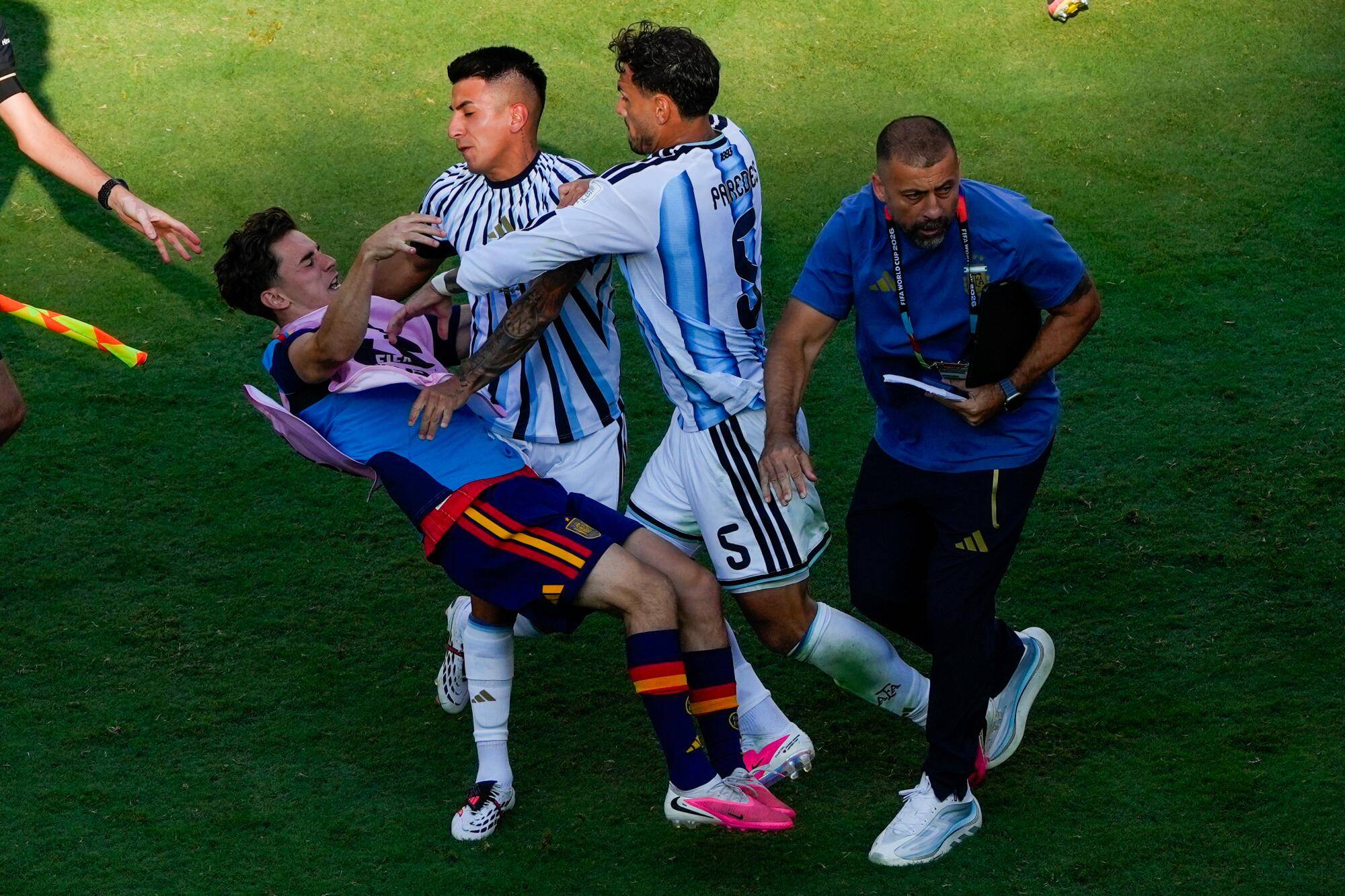 عقوبات قاسية تلوح للأرجنتين بعد شجار نهائي كأس العالم أمام إسبانيا