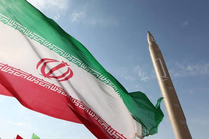 طهران تلوّح بضرب الخليج... وتحذير بإخلاء مطارات وموانئ