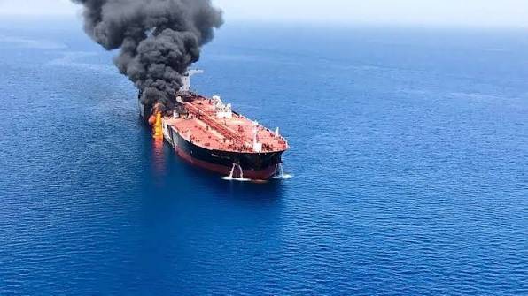 إخلاء ناقلة نفط بعد استهدافها في مضيق هرمز
