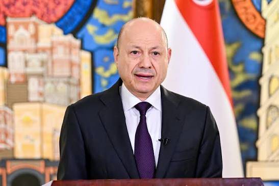 وسط التصعيد مع الحوثيين.. العليمي يعلن استئناف تصدير النفط الخام
